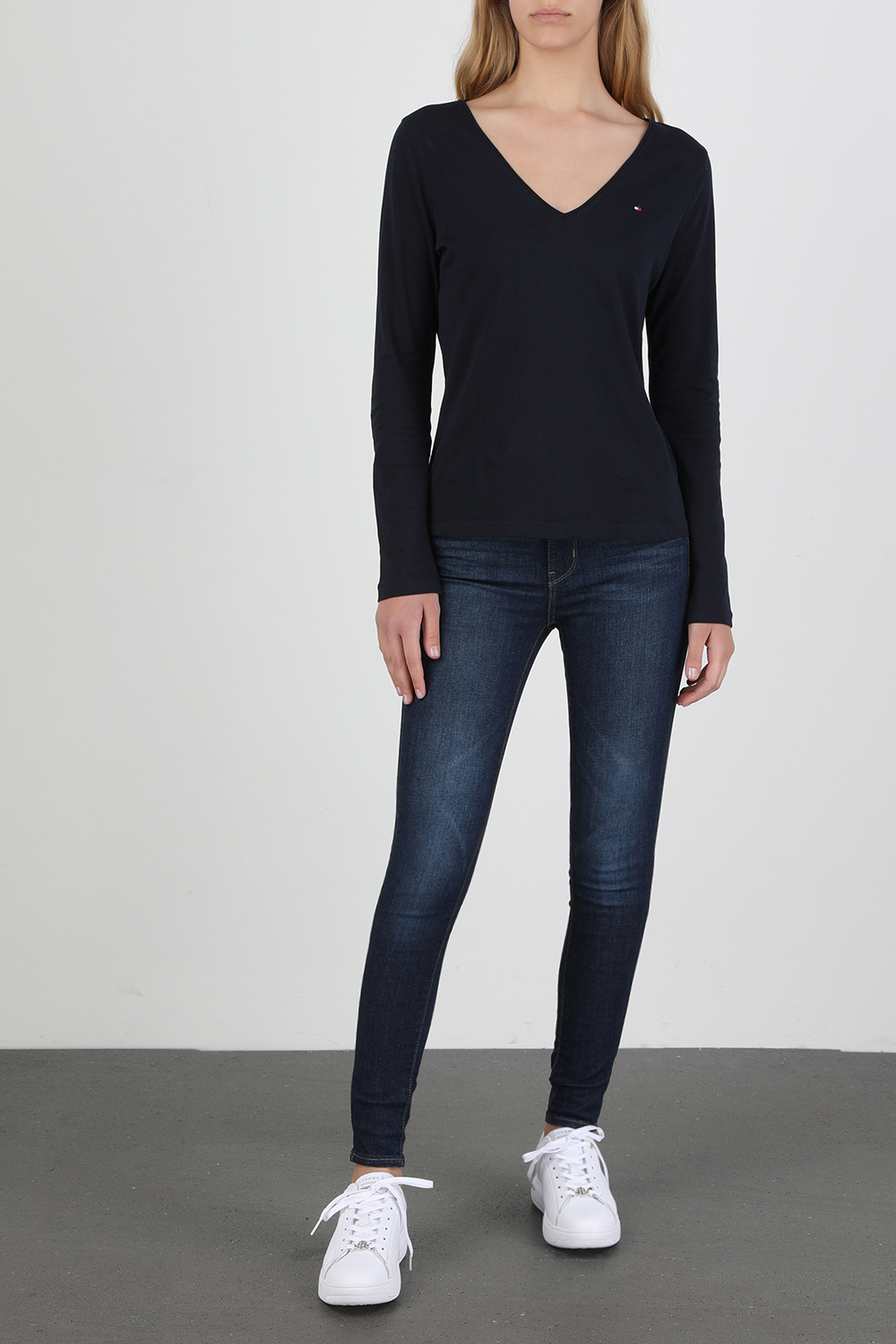 Long Sleeve V-Neck T-Shirt in Dark Blue